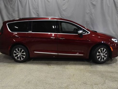 Certified 2023 Chrysler Pacifica Pinnacle image 3