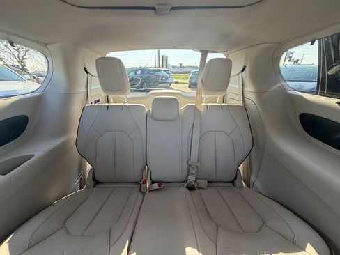 Used 2020 Chrysler Pacifica Limited FWD image 31