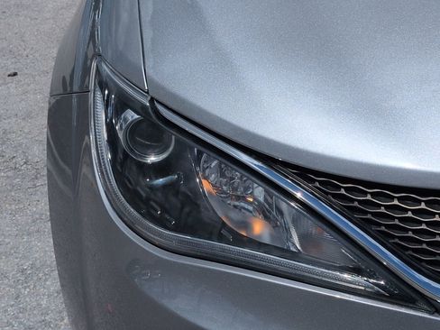Used 2019 Chrysler Pacifica Touring-L Plus w/ Advanced Safetytec Group FWD image 10