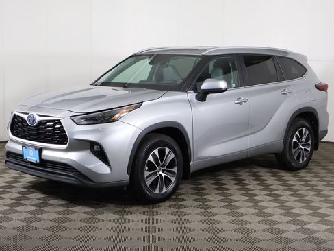 Used 2024 Toyota Highlander XLE AWD/4WD image 9