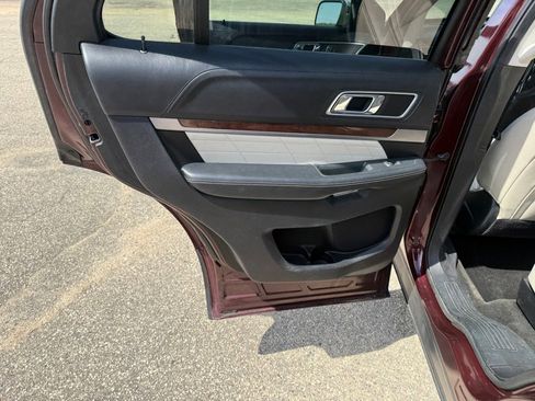 Used 2018 Ford Explorer Platinum AWD/4WD image 38