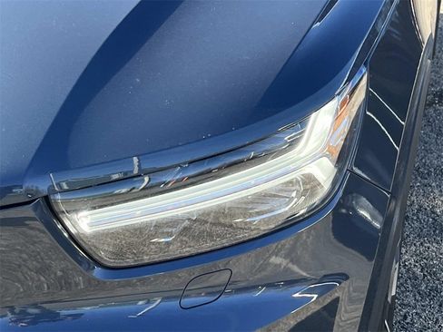 Used 2022 Volvo XC40 T5 Momentum w/ Premium Package image 9