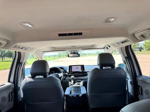 Used 2021 Toyota Sienna Limited image 16