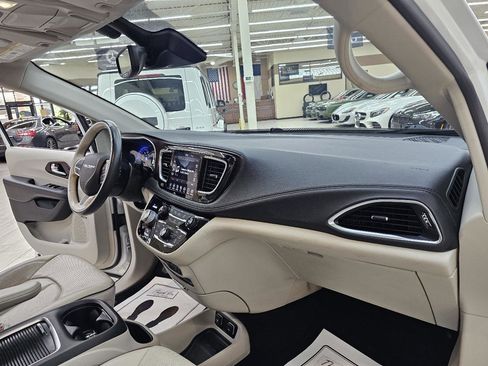 Used 2019 Chrysler Pacifica Limited w/ Tire & Wheel Group FWD image 22