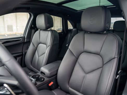 Certified 2025 Porsche Macan image 5
