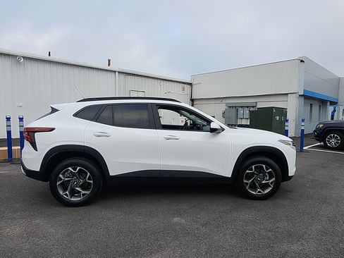 Used 2025 Chevrolet Trax LT FWD image 6