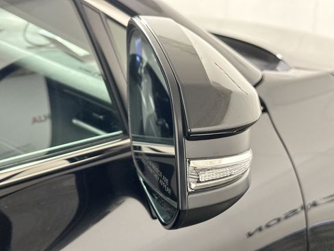 Used 2024 Toyota Venza XLE image 10