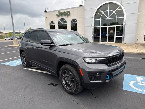 Used 2024 Jeep Grand Cherokee Trailhawk w/ Luxury Tech Group III AWD/4WD image 2