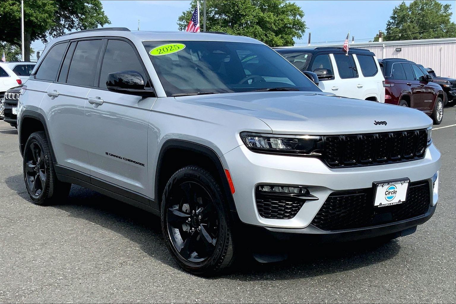 Certified 2025 Jeep Grand Cherokee Limited w/ Black Appearance Package AWD/4WD image 2
