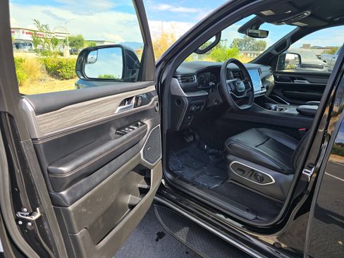 Used 2024 Jeep Wagoneer Series II w/ Flexible Seating Group RWD image 16