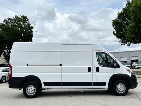 Used 2025 RAM ProMaster 2500 w/ Convenience Group FWD image 3