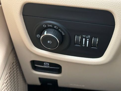 Used 2023 Jeep Grand Cherokee Limited w/ Black Appearance Package RWD image 19