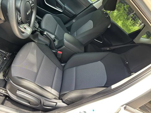 Used 2025 Kia Soul LX w/ LX Technology Package FWD image 34