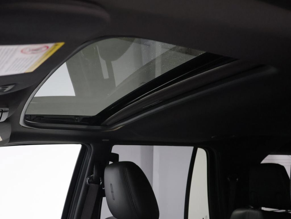 Used 2012 Lincoln Navigator 4WD image 8