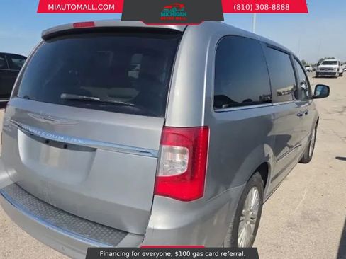 Used 2013 Chrysler Town & Country Touring-L w/ Premium Group image 4