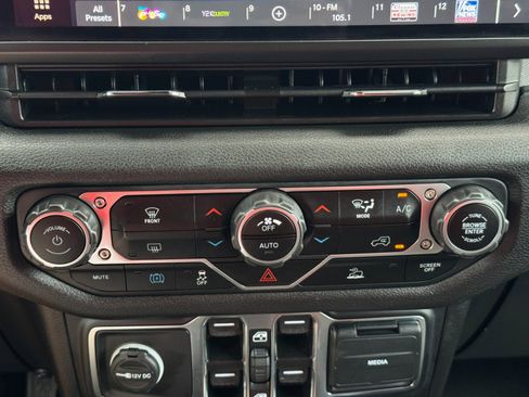 Used 2024 Jeep Wrangler Unlimited AWD/4WD image 29