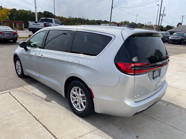 Used 2024 Chrysler Pacifica Touring-L FWD image 7