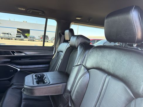 Used 2024 Jeep Wagoneer Series II w/ Flexible Seating Group AWD/4WD image 34