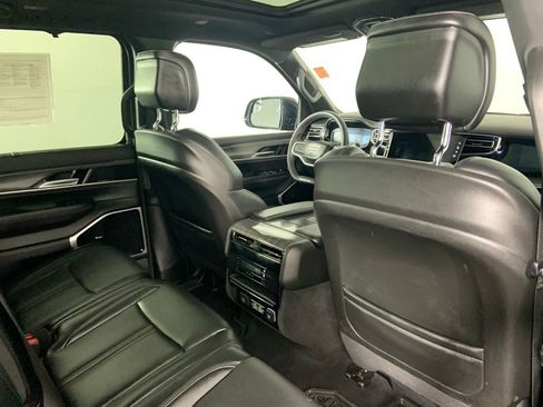 Used 2023 Jeep Wagoneer L Series III w/ Premium Group I AWD/4WD image 16