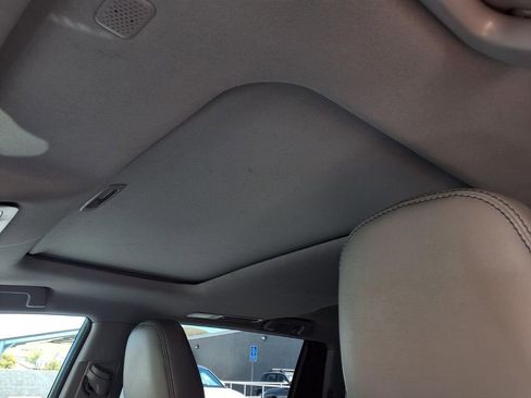 Used 2018 Toyota Highlander XLE w/ Carpet Mat Package (TMS) AWD/4WD image 17