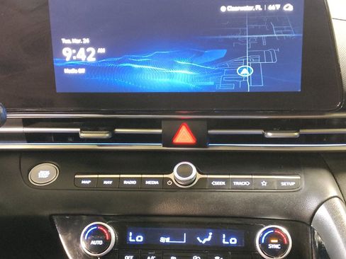 Used 2025 Hyundai Elantra SEL image 25