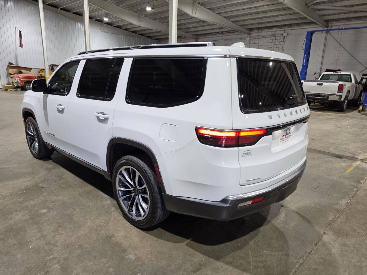Used 2022 Jeep Wagoneer Series III w/ Premium Group I AWD/4WD image 9