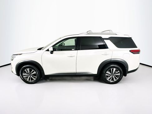 Used 2023 Nissan Pathfinder SL w/ Black Appearance Package AWD/4WD image 4