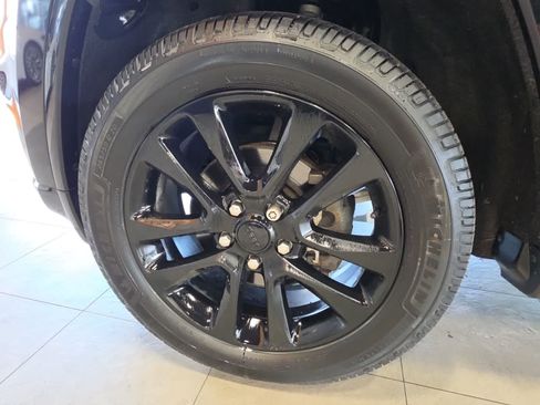 Used 2018 Jeep Grand Cherokee Altitude AWD/4WD image 17