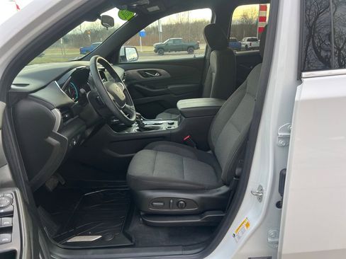 Used 2023 Chevrolet Traverse LT image 9