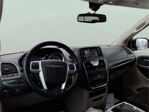 Used 2012 Chrysler Town & Country Touring image 9