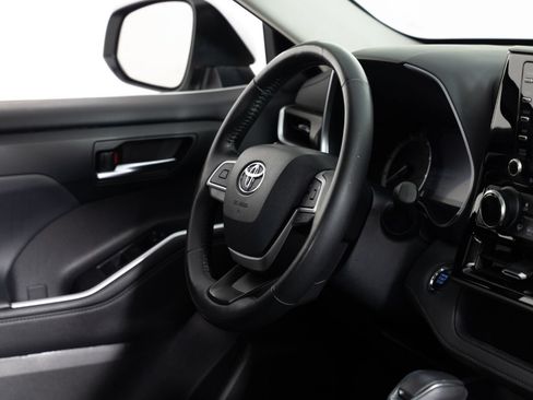 Used 2022 Toyota Highlander XLE FWD image 28