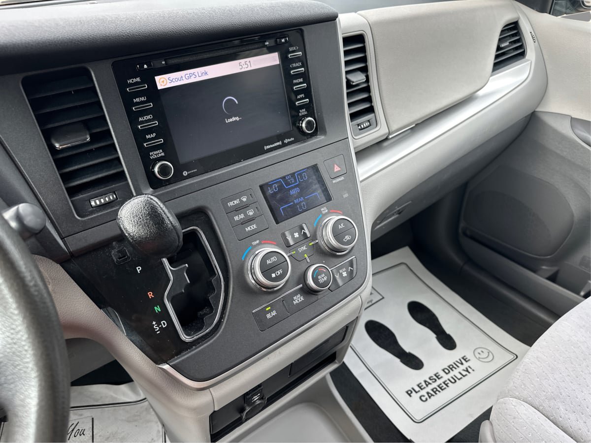 Used 2020 Toyota Sienna LE w/ LE Preferred Package FWD image 21