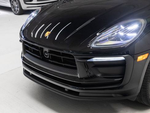 Certified 2023 Porsche Macan image 32