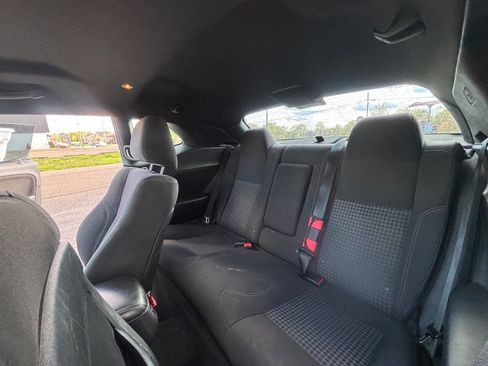 Used 2015 Dodge Challenger SXT RWD image 9
