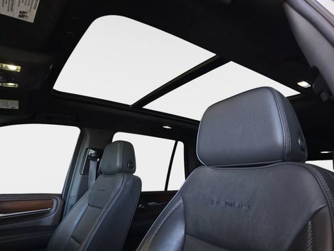 Used 2021 GMC Yukon Denali w/ Denali Premium Package AWD/4WD image 30