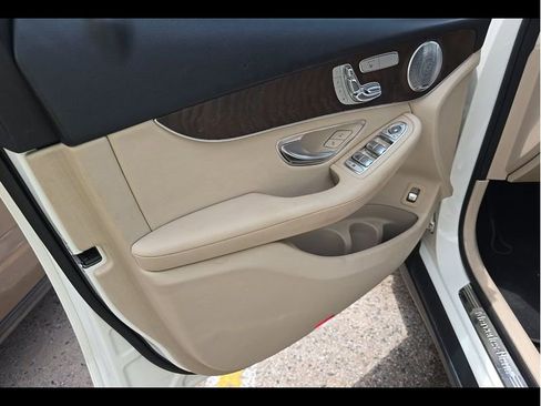 Used 2018 Mercedes-Benz GLC 300 4MATIC w/ Multimedia Package image 16