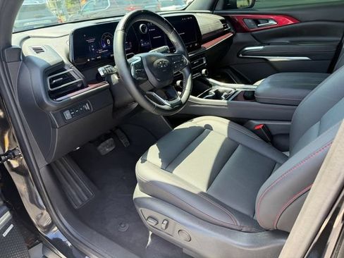Certified 2024 Chevrolet Traverse Z71 w/ Enhanced Driving Package AWD/4WD image 12