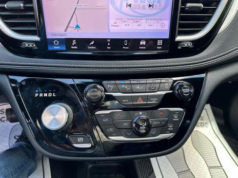 Used 2021 Chrysler Pacifica Touring-L w/ Uconnect Theater Family Group AWD/4WD image 21
