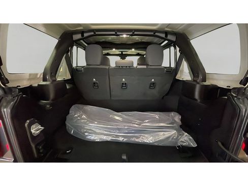 Used 2025 Jeep Wrangler Unlimited Sahara AWD/4WD image 16