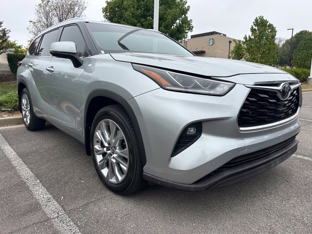 Used 2021 Toyota Highlander Limited FWD image 2