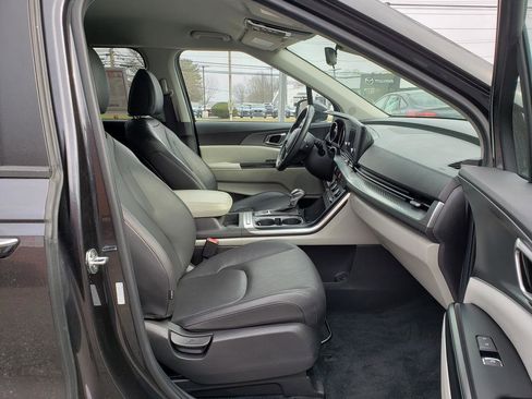 Used 2022 Kia Carnival LX image 17