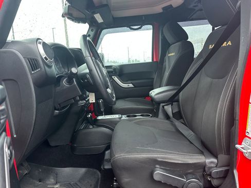 Used 2015 Jeep Wrangler Unlimited Sahara w/ Connectivity Group image 10