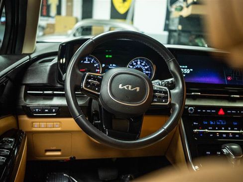 Used 2023 Kia Carnival EX FWD image 16