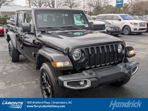 Used 2022 Jeep Gladiator Sport image 1