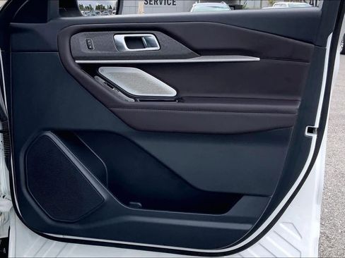 Certified 2025 Ford Explorer Platinum image 22