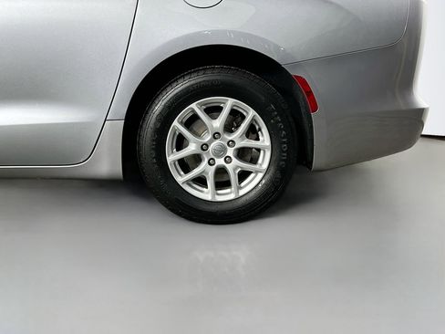 Used 2020 Chrysler Voyager LX image 30