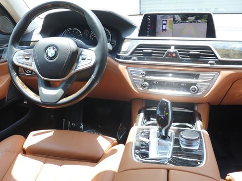 Used 2018 BMW 750i RWD image 24
