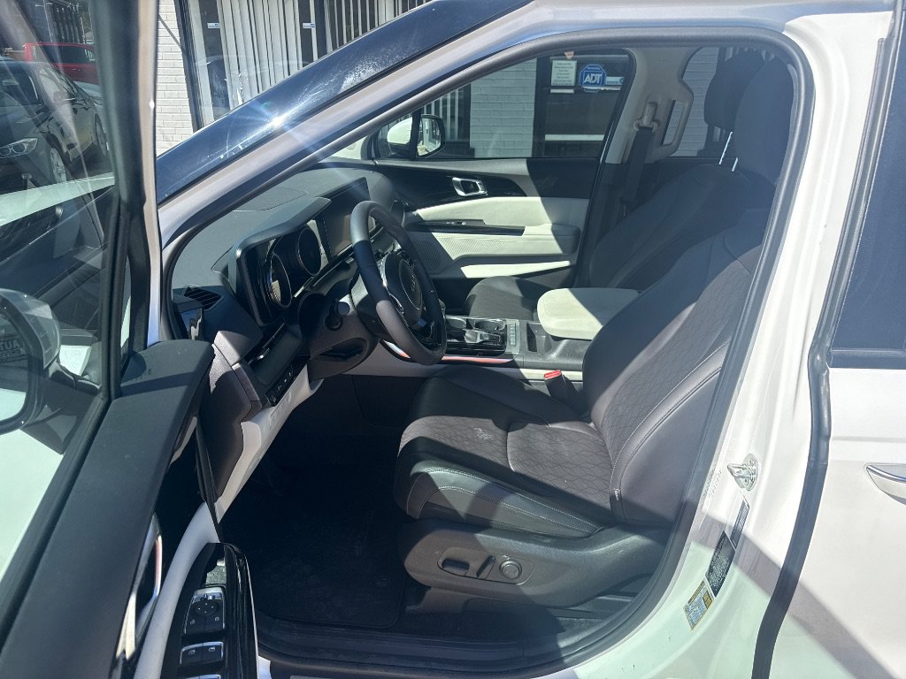 Used 2024 Kia Carnival EX FWD image 11