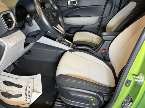 Used 2023 Hyundai Venue SEL image 15