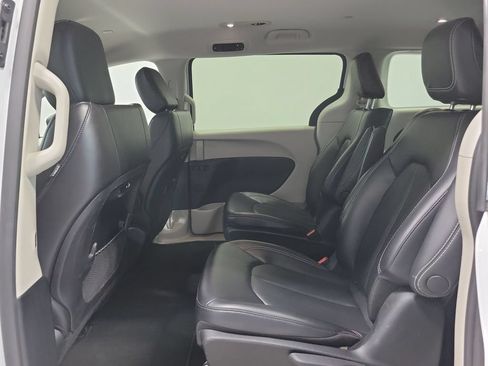 Used 2023 Chrysler Pacifica Touring-L FWD image 27